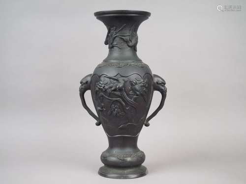 Vase de forme balustre en bronze à patine brune, d…