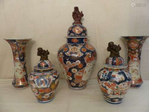 Lot comprising a pair of vases potiches (*), two c…