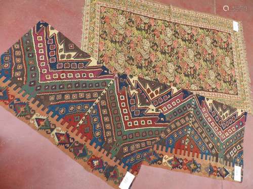 2 drapes and a Kilim rug. Size (drapes): 160 x 84 …