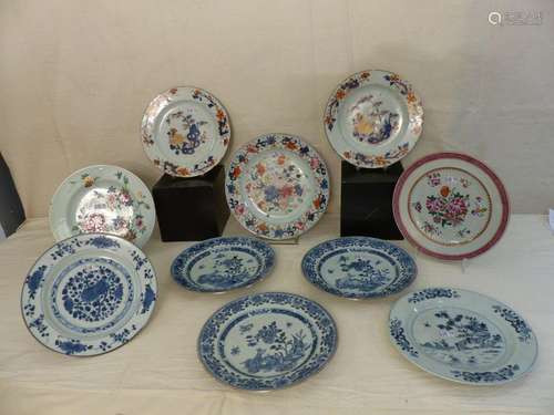 A set of china plates. Period: 18th century. (*)