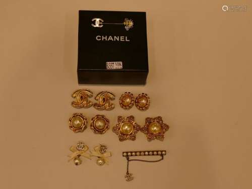 Lot of 7 Chanel jewels: 5 pairs of earrings, a pin…