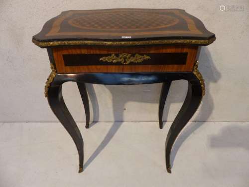 Small Napoleon III sewing cabinet in rosewood vene…