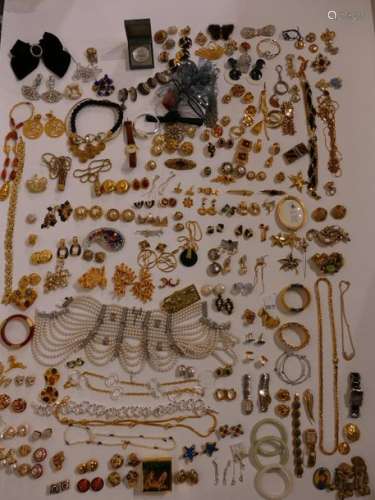 A large consignment of costume jewellery. Two vint…
