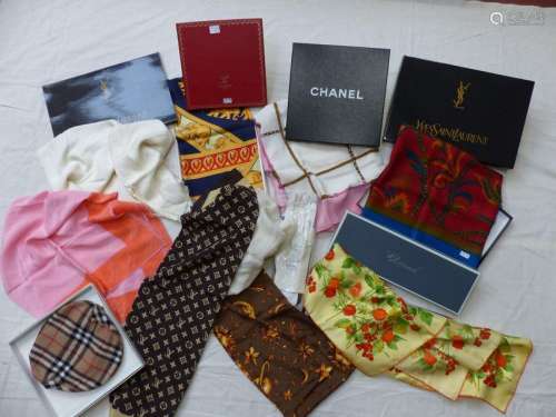 Lot including 10 scarves, 2 pairs of gloves and a …