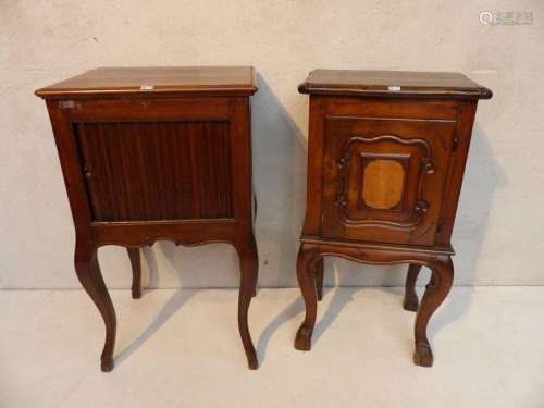 2 bedside cabinets, one of which has a flap. Perio…