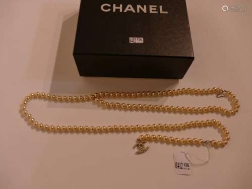 Chanel branded belt in gold metal and pearls with …