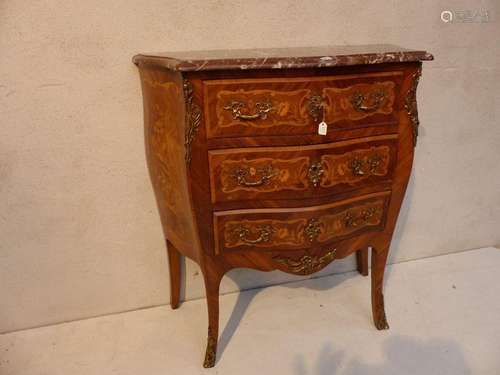 Small Louis XV style chest of drawers in marquetry…