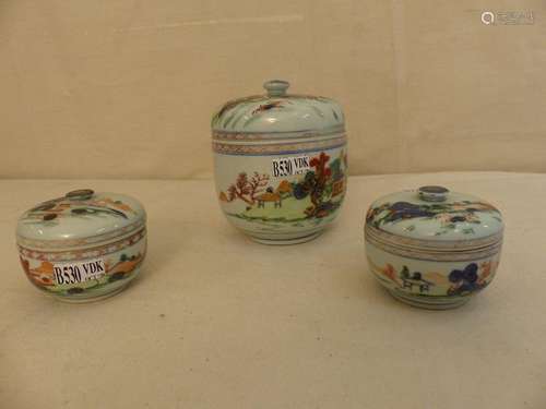 Lot including 1 sugar bowl, 1 salt and pepper shak…