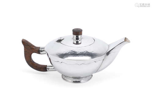 A silver teapot John Joyce, London 1985