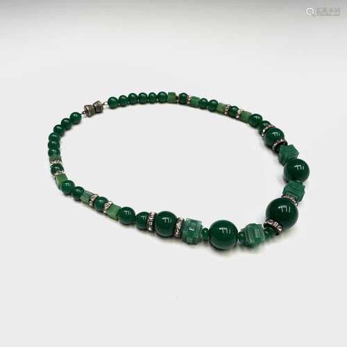 A Chinese spinach jade necklace, length 20cm.