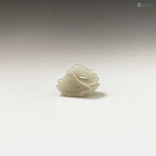 A small Chinese white jade carving of a duck, Qing dynasty, 19th century, height 3cm, width 4.5cm.