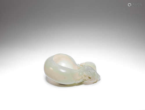 A pale green jade 'gourd' washer