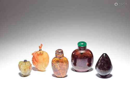 Two glass snuff bottles, two agate snuff bottles and a quartz snuff bottle Late Qing Dynasty