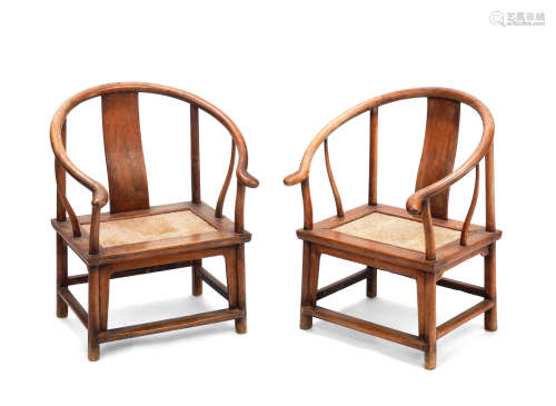 A pair of huanghuali horseshoe-back children's armchairs, quanshiyi Qing Dynasty