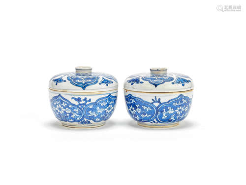 A pair of blue and white circular boxes and covers Kangxi