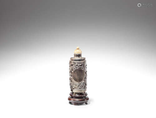 A silver and ivory snuff bottle 90LH and Kun Xing 昆興 stamped marks, Late Qing Dynasty