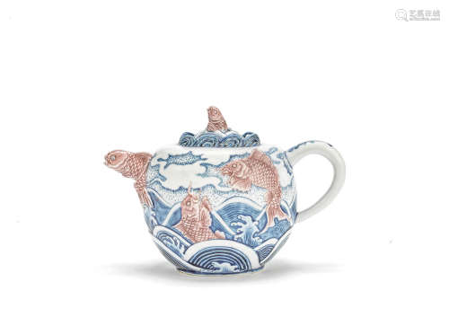 A blue and white and underglaze red teapot and cover Makuzu Kozan (1869-1912)