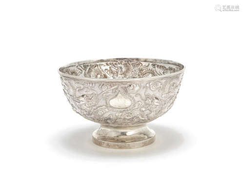 A Chinese export repoussé silver bowl Late 19th/early 20th century