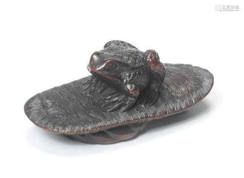 A wood netsuke of a toad on a sandal By Kokei, Kuwana, Ise Province, 19th century