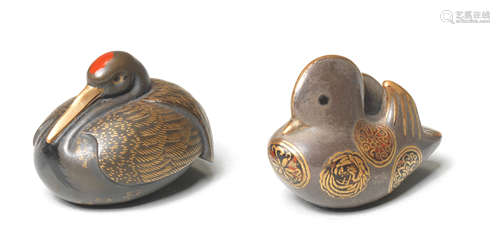 Two lacquer netsuke of birds　 19th century