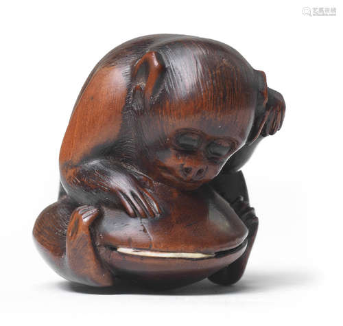 A wood netsuke of a monkey and clam By Koichi, 19th century