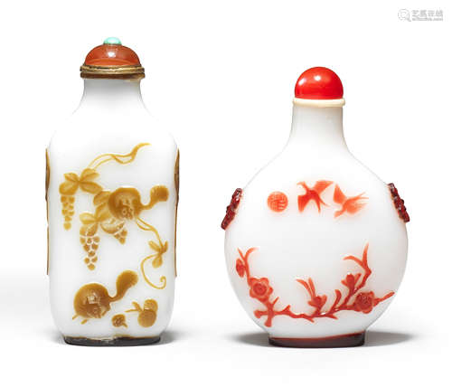 A red overlay glass snuff bottle Possibly Yangzhou, seal Shengchun, 19th century