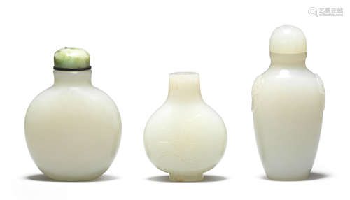 Three white and pale green jade snuff bottles 18th/19th century