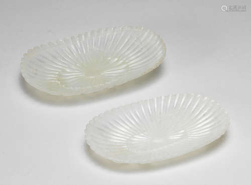 A pair of white jade Mughal style 'chrysanthemum' dishes Qianlong/Jiaqing