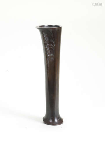 A bronze slender vase By Hasuda Shugoro (1915-2010), Showa era (1926-1989), 20th century