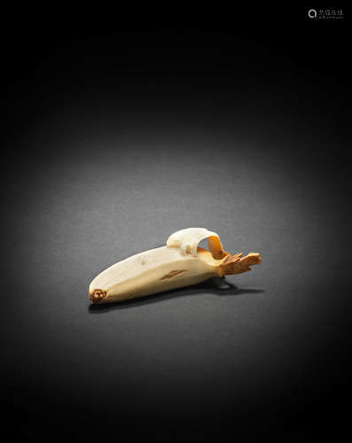 A small ivory okimono of a banana Meiji (1868-1912) or Taisho (1912-1926) era, late 19th/early 20th century