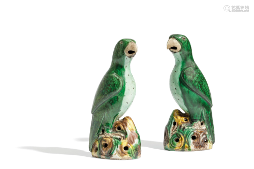 A PAIR OF FAMILLE VERTE BISCUIT PARROTS, CHI…