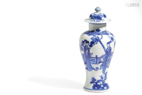 A SMALL BLUE AND WHITE PORCELAIN POTICHE …