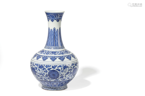 A RARE FINE BLUE AND WHITE MING-STYLE BOTTLE V…