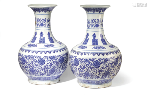 A LARGE PAIR OF BLUE AND WHITE PORCELAIN LOT…