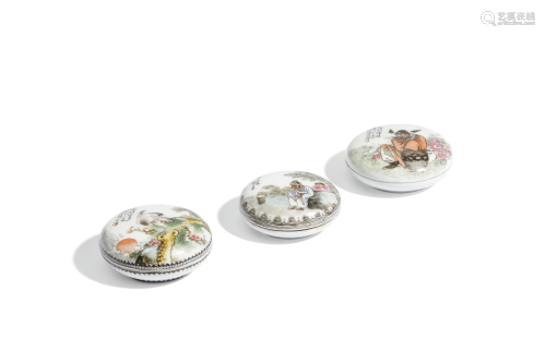THREE SMALL FAMILLE ROSE PORCELAIN ROUND B…