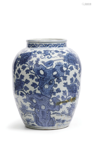 A LARGE BLUE AND WHITE PORCELAIN JAR, CHI…