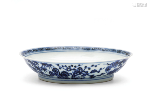 A FINE MING-STYLE BLUE AND WHITE PORCELAI…