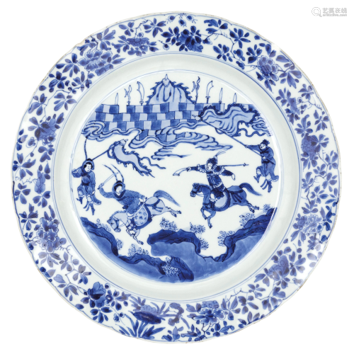 A LARGE BLUE AND WHITE PORCELAIN DISH, CHI…