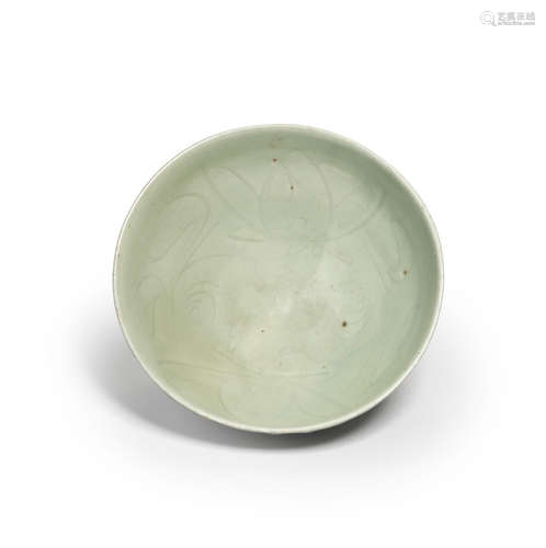 A LONGQUAN CELADON BOWL  13th/14th century