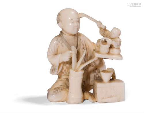 TROIS PETITS OKIMONOS EN IVOIRE SCULPTE Japan, cir…