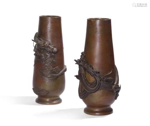 PAIR OF BRONZE VASES Japan, early 20th century. Re…