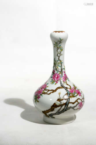 Chinese Qing Dynasty Qianlong Period Flower Pattern Porcelain Bottle
