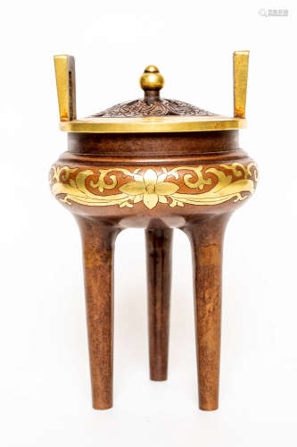 Chinese Exquisite Bronze Gold Gilded Flower Pattern Tripod Furnace