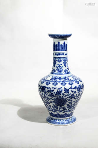 Chinese Qing Dynasty Yongzheng Period Blue And White Flower Pattern Porcelain Vase