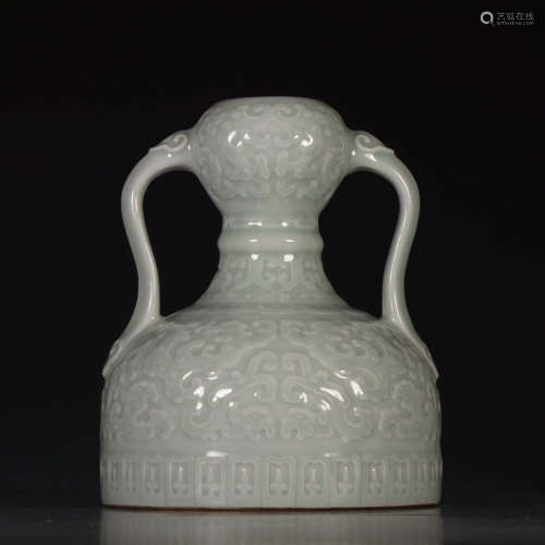 Chinese Qing Dynasty Qianlong Period Flower Pattern Porcelain Vessel