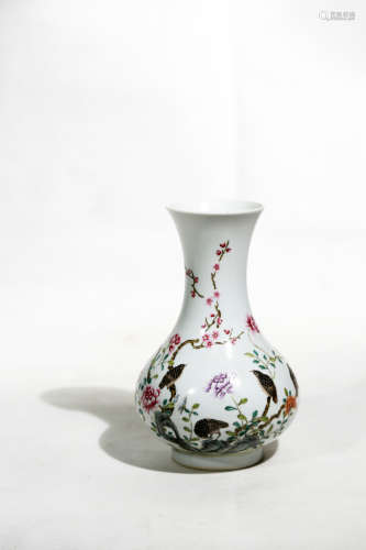 Chinese Qianlong Period Porcelain Bottle