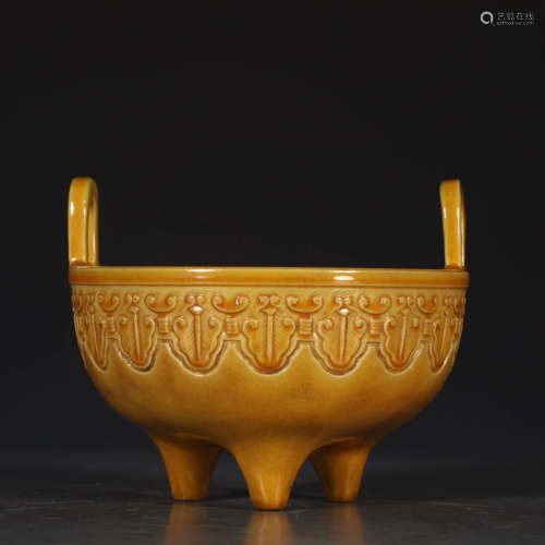 Chinese Qing Dynasty Qianlong Period Engraved Flower Pattern Yellow Glazed Tripod Furnace