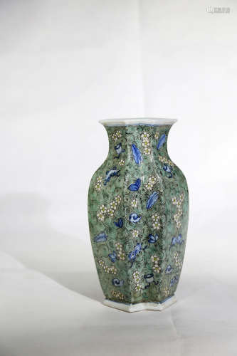 Chinese Qing Dynasty Qianlong Period Flower Pattern Porcelain Bottle