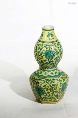 Chinese Ming Dynasty Jiajing Period Yellow Glazed Flower Pattern Porcelain Gourd Bottle