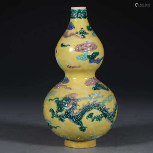 Chinese Qing Dynasty Qianlong Period Tricolor Porcelain Bottle